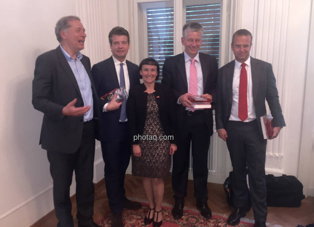 Wilhelm Rasinger (IVA), Marc Düngler (DSW), Andrea Wentscher (IR BASF), Tjark Schütte (IR Deutsche Post DHL), Holger Lüth (IR Buwog), © photaq.com / Martina Draper (3), dazu Handybilder  (02.06.2016) 