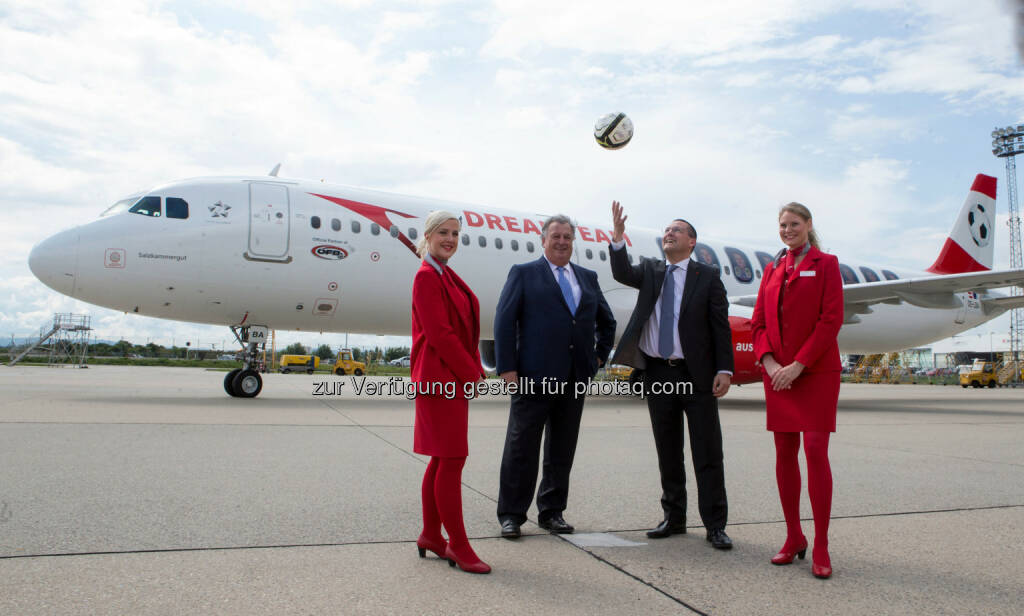 Alfred Ludwig ( ÖFB Generaldirektor), Heinz Lachinger (Austrian CFO ), begleitet von Austrian Staff : Austrian Airbus im Zeichen des Fußballs : Fotocredit: GEPA pictures/Austrian Airlines, © Aussendung (03.06.2016) 