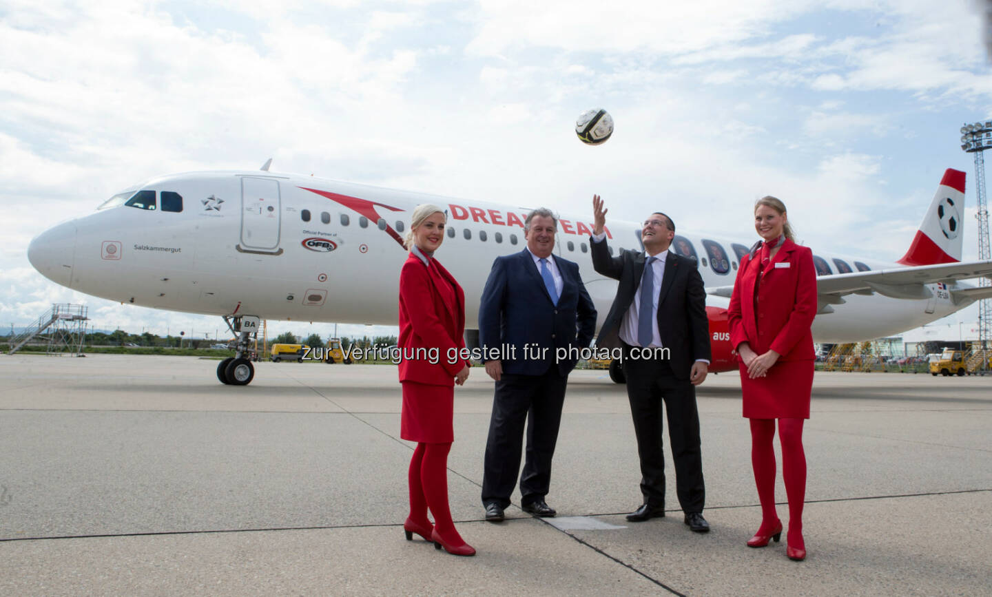 Alfred Ludwig ( ÖFB Generaldirektor), Heinz Lachinger (Austrian CFO ), begleitet von Austrian Staff : Austrian Airbus im Zeichen des Fußballs : Fotocredit: GEPA pictures/Austrian Airlines