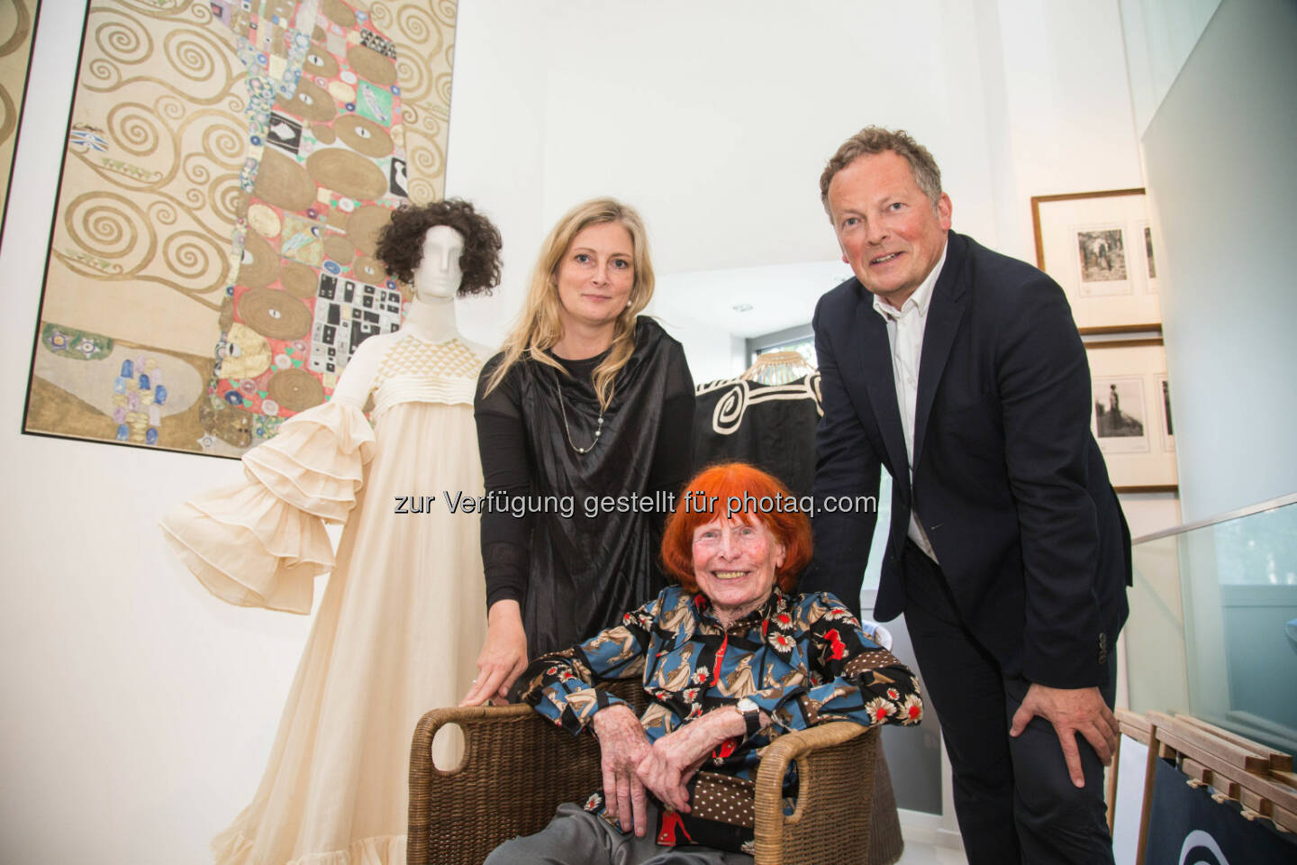 Sandra Tretter (Aussstellungskuratorin), Ursula Ucicky (Stifterin der Klimt-Foundation), Peter Weinhäupl (Aussstellungskurator) : Klimt-Foundation eröffnet Sonderausstellung im Klimt-Zentrum am Attersee : Emilie Flöge im Fokus - 100 Jahre nach ihrer letzten gemeinsamen Sommerfrische mit Gustav Klimt : Fotocredit: Gustav Klimt | Wien 1900-Privatstiftung /APA-Fotoservice/Vogl