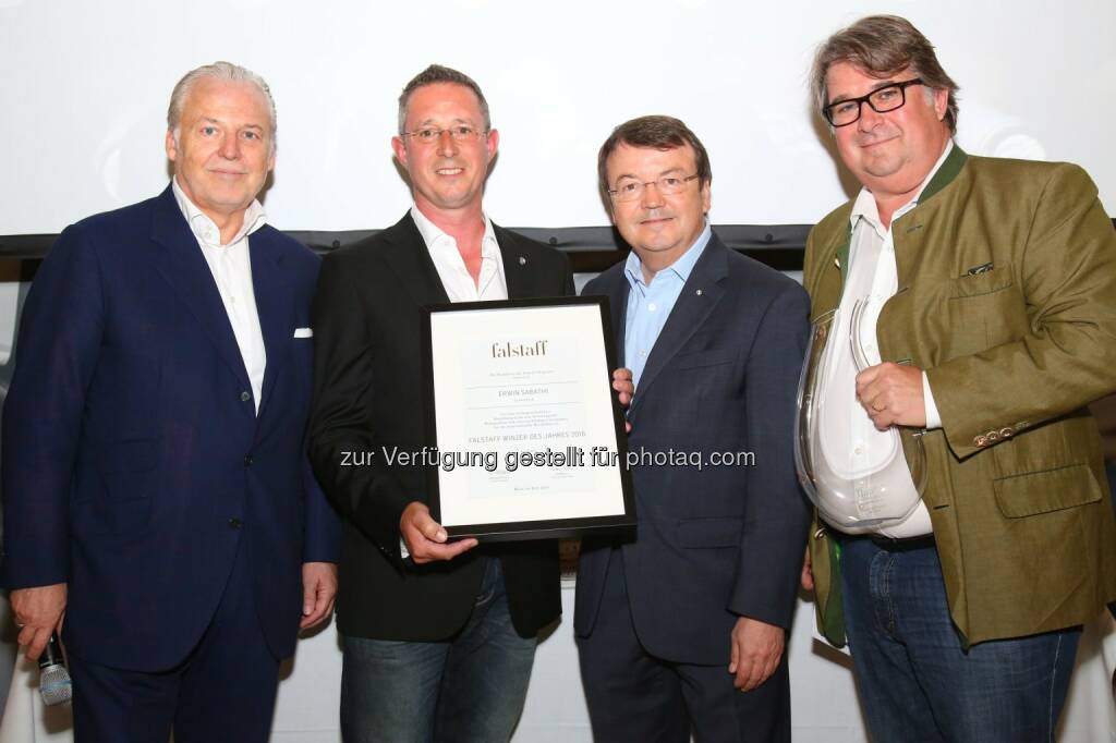 Wolfgang M. Rosam (Falstaff-Herausgeber), Erwin Sabathi (Falstaff Winzer des Jahres), Willi Klinger (ÖWM-Chef), Peter Moser (Falstaff Wein-Chefredakteur) : Falstaff kürt Erwin Sabathi zum »Winzer des Jahres« : Fotocredit: Falstaff Verlags GmbH/APA-Fotoservice/Schedl, © Aussendung (06.06.2016) 