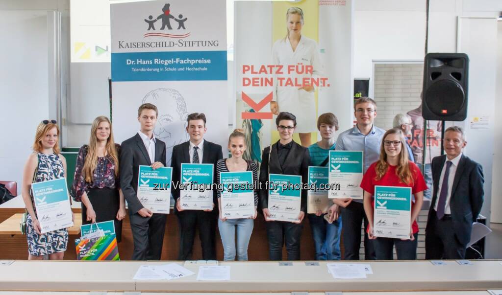 PreisträgerInnen mit Markus Achatz (Vorstandsmitglied der Kaiserschild-Stiftung) : Johannes Kepler Universität/Landesschulrat OÖ/Kaiserschild-Stiftung : Dr. Hans Riegel-Fachpreise 2016 an „Nachwuchs-WissenschaftlerInnen“ verliehen : Fotocredit: JKU/Atzmüller, © Aussendung (06.06.2016)