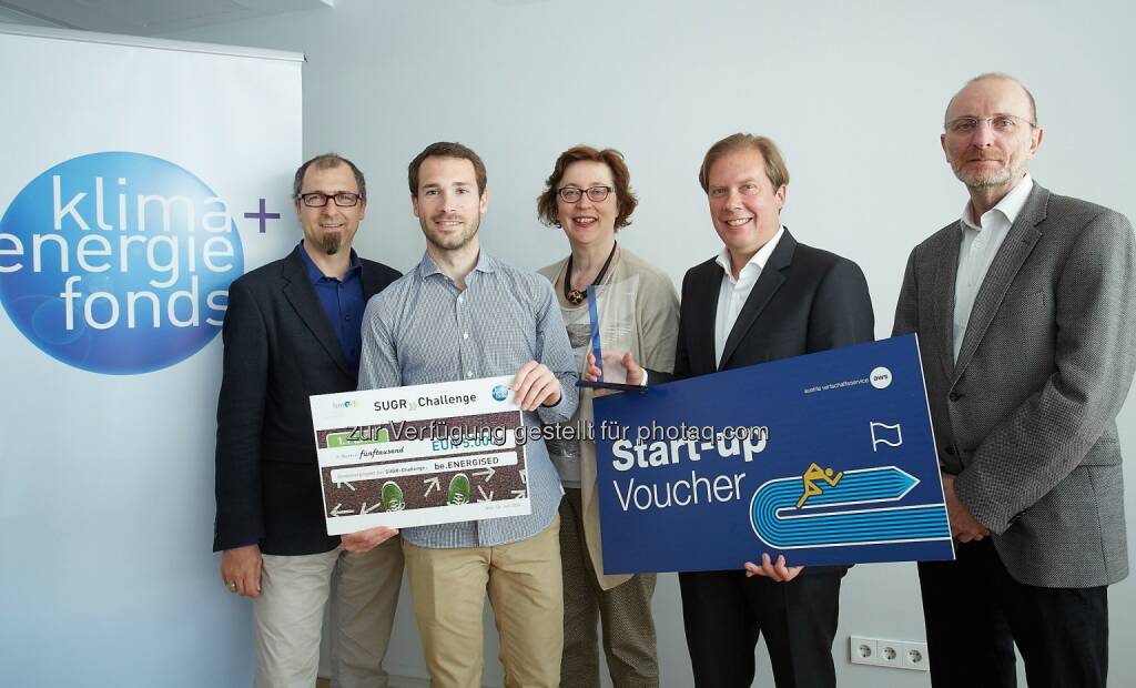 Michael Hübner (BM Verkehr, Innovation, Technologie), Lukas Bauer (1.Platz, has to be), Theresia Vogel (Klima- und Energiefonds), Peter Käfer (2.Platz, Meo Energy),Wilhelm Hantsch-Linhart (austria wirtschaftsservice) : bmvit, Klima- und Energiefonds, aws und Oesterreichs Energie prämieren Service- und Geschäftsideen für raschen Umbau des Energiesystems : Fotocredit: Klima- und Energiefonds/APA-Fotoservice/Preiss, © Aussendung (06.06.2016)
