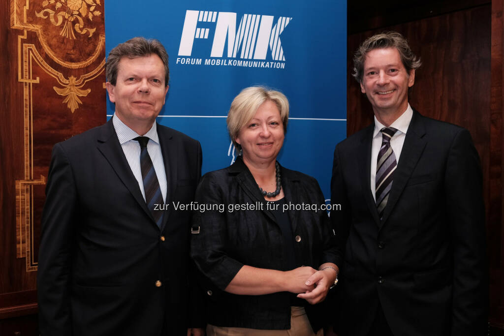 Lothar Roitner, Margit Kropik, Matthias Baldermann (Präsident FMK und CTO von Hutchison Drei Austria GmbH) : Forum Mobilkommunikation : Jugend muss neue Medien als Werkzeuge der Zukunft beherrschen : Handyverbot an Schulen genauso antiquiert wie Taschenrechner-Verbot in Vergangenheit : Fotocredit: FMK/Leitner, © Aussender (07.06.2016) 