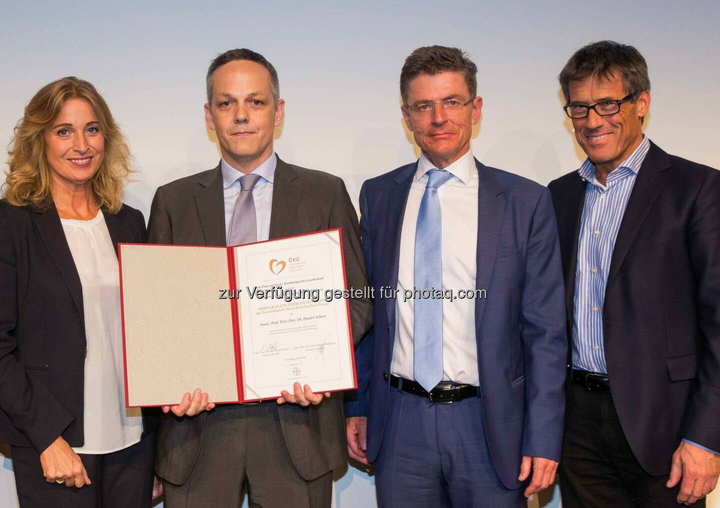 Karin Rieder (Leiterin der Abteilung General Medicine bei Bayer Austria), Daniel Scherr (Preisträger), Franz Xaver Roithinger (Präsident der Österreichischen Kardiologischen Gesellschaft), Franz Weidinger (Past-President und Pressereferent der Österreichischen Kardiologischen Gesellschaft) : Bayer Austria stiftet Werner-Klein-Forschungspreis der Österreichischen Kardiologischen Gesellschaft : Fotocredit: Bayer Austria GmbH/APA-Fotoservice/Neumayr