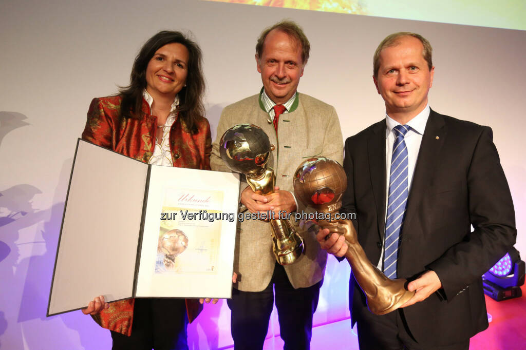 Gabriela Maria Straka (Leitung PR / Kommunikation & CSR ,Brau Union Österreich); Markus Liebl (GD Brau Union Österreich); Viktor Gillhofer (GF Lebensmittelhandel Brau Union Österreich) : Umweltpreis Energy Globe 2016: Brau Union Österreich ist Gesamtsieger Österreich : Fotocredit: Hermann Wakolbinger , © Aussendung (08.06.2016) 