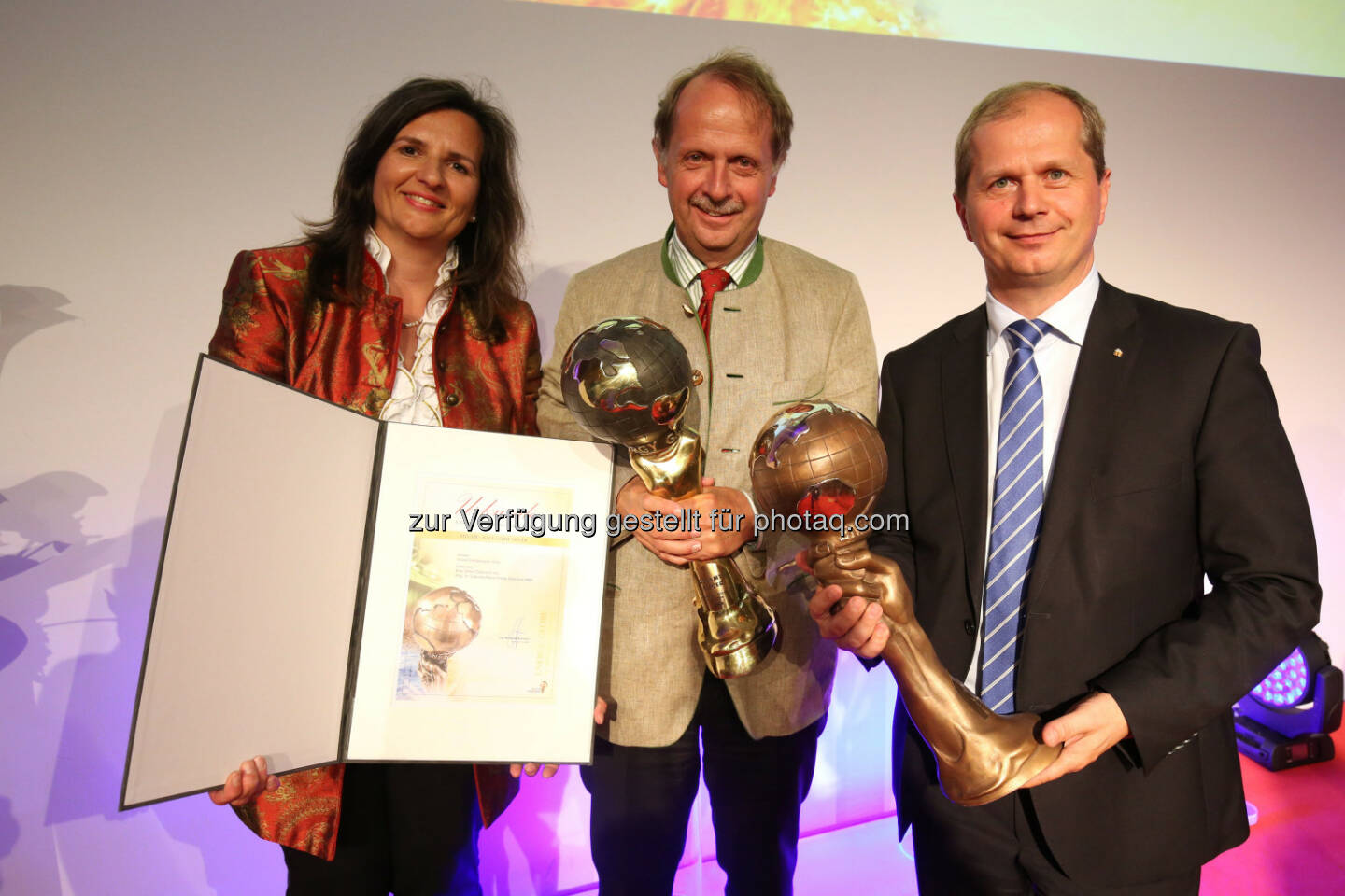 Gabriela Maria Straka (Leitung PR / Kommunikation & CSR ,Brau Union Österreich); Markus Liebl (GD Brau Union Österreich); Viktor Gillhofer (GF Lebensmittelhandel Brau Union Österreich) : Umweltpreis Energy Globe 2016: Brau Union Österreich ist Gesamtsieger Österreich : Fotocredit: Hermann Wakolbinger