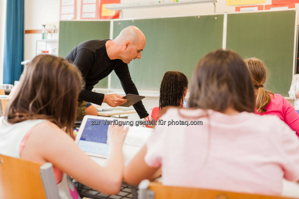 Ingo Stein (Projektleiter) in einer iPad Klasse : Erste iPad Schule Wiens: Neue Mittelschule Koppstraße II präsentiert Erfolgsbilanz : Fotocredit: Koppstraße II/Gergely, © Aussendung (08.06.2016) 