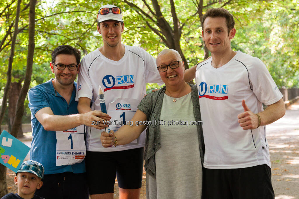 Gesundheitsministerin Sabine Oberhauser mit Simon Horowitz (Initiater des Teach for Austria URun) und Matthias Stiedl, Credits: Markus Sepperer, David Blacher (08.06.2016) 