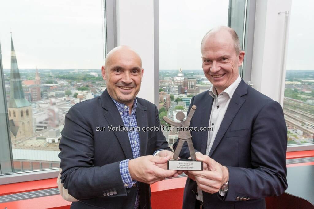 Thomas Richter (PC-Magazin), Dietrich Gemmel (RWE): RWE gewinnt den großen Leserpreis von PCgo und PC Magazin : Fotocredit: RWE Effizienz, © Aussendung (09.06.2016) 