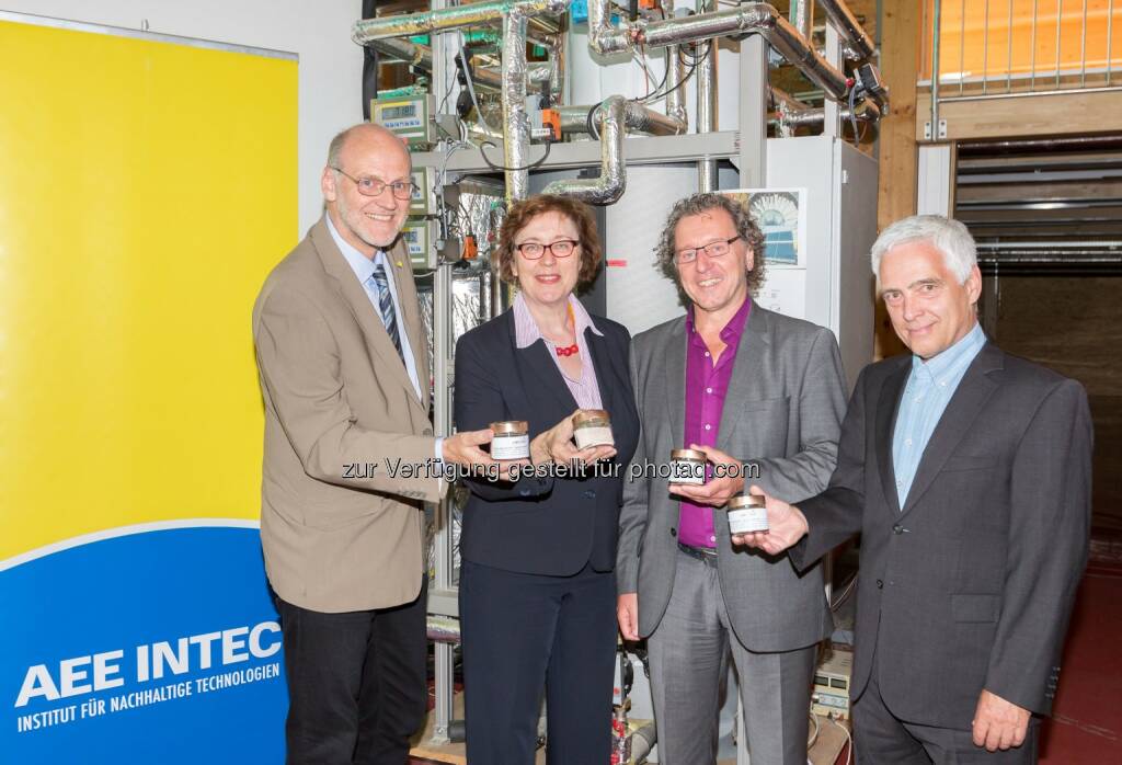 Ewald Selvicka (GF AEE Intec), Theresia Vogel (GF Klima- und Energiefonds), Wim van Helden (AEE Intec), Michael Paula (Leiter der Abteilung für Energie-und Umwelttechnologien, bmvit) : Klimafonds und bmvit : Forschungsprojekt „Comtes“ erzielt Weltrekord bei Speicherdichte : Fotocredit: Klima- und Energiefonds/APA-Fotoservice/Angerer, © Aussendung (09.06.2016) 