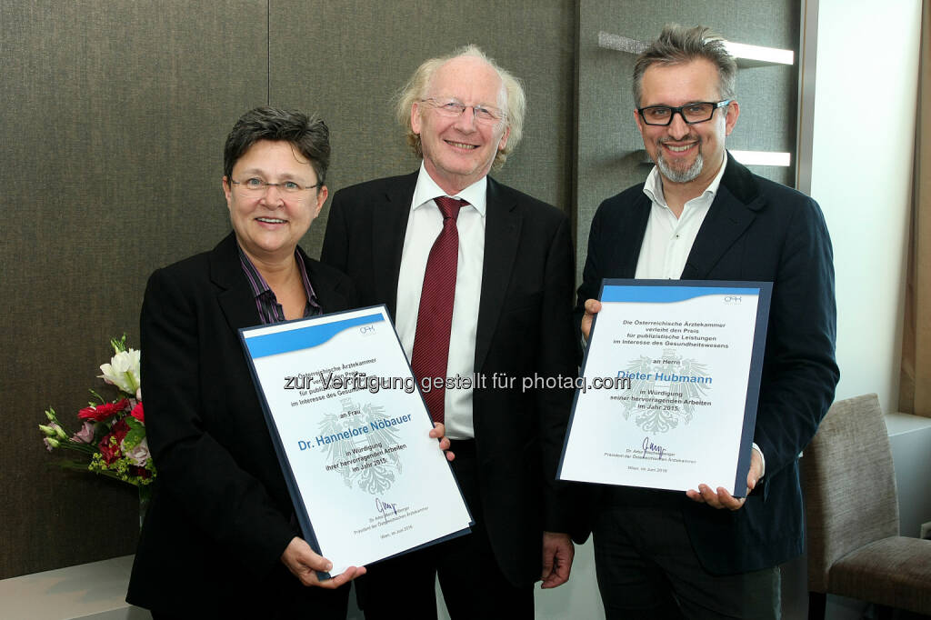 Hannelore Nöbauer (Ärzte-Krone), Artur Wechselberger (ÖÄK-Präsident), Dieter Hubmann (Kleine Zeitung) : Österreichische Ärztekammer zeichnet Journalisten aus : Fotocredit: Österreichische Ärztekammer/Gregor Zeitler, © Aussendung (09.06.2016) 