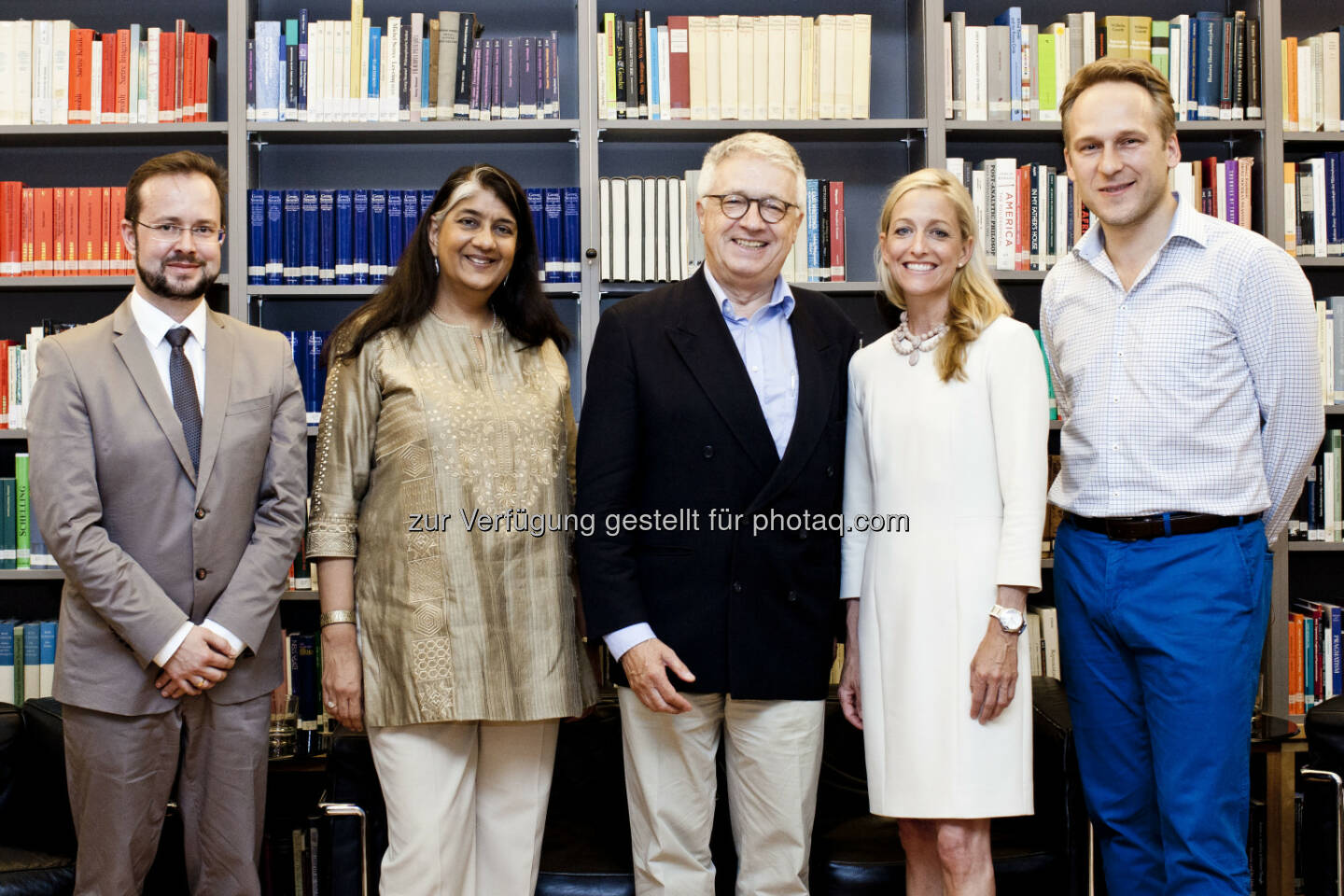 Markus Schweiger (GF Marshallplan-Jubiläumsstiftung), Shalini Randeria (Rektorin des Instituts für die Wissenschaften vom Menschen), Wolfgang Petritsch (Präsident der Marshallplan-Jubiläumsstiftung), Alexa Wesner (amerikanische Botschafterin in Österreich), Vedran Dzihic (Senior Researcher am Österreichischen Institut für internationale Politik/oiip) : Symposium der Marshallplan-Jubiläumsstiftung : „Steht die Demokratie in Europa vor dem Aus?“ : Fotocredit: Marshallplan-Jubiläumsstiftung/ Michèle Pauty