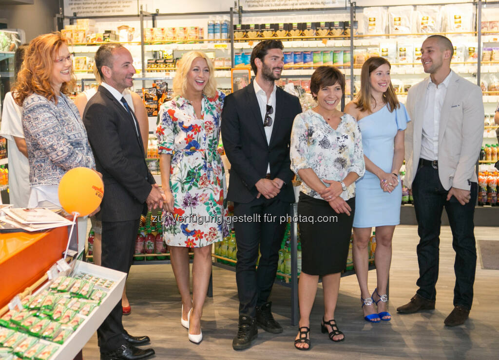 Daniela Pfeifer (Diätologin), Christopher Wolf (Facharzt für Innere Medizin und Kardiologie), Kathrin Menzinger (Testimonial und Profitänzerin), Christopher Frank (Personal Trainer und Ex-Fußballprofi), Zsofia Riedl (Sales Managerin bei Update1 Österreich), Anita und Gabor Ipsits (Eigentümer Update1 Österreich) : Update1 - Mit Low Carb zu High Health : Fotocredit: Update1/Viktória Győrfi, © Aussender (10.06.2016) 