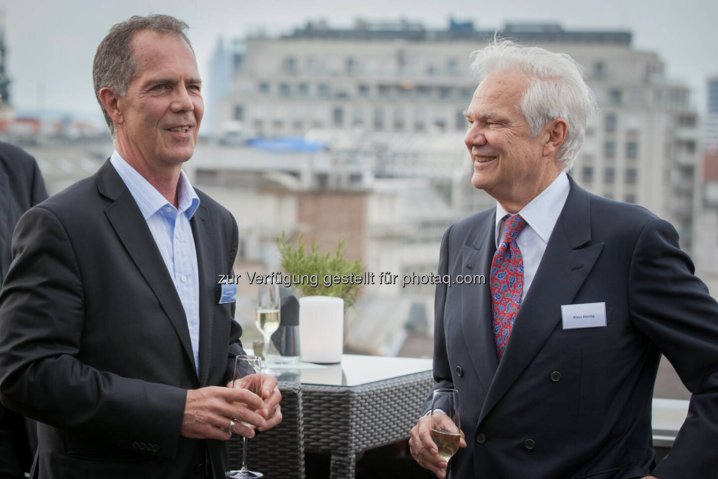 Ernst Kreihsler ( GF CPI Immobilien), Klaus Hennig (GF ISF Institut Deutsch-Schweizer Finanzdienstleistungen) : Summer Opening von Zinshaus-Experte CPI auf der Dachterrasse des Wiener Ritz-Carlton Hotels: Fotocredit: CPI Immobilien/Kruckenfellner