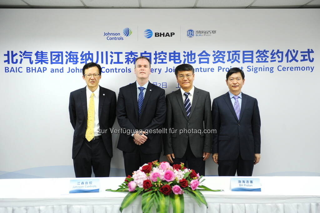 Kenneth Yeng (VP & GM China, Johnson Controls Power Solutions), Joe Walicki (President Johnson Controls Power Solutions), Chen Bao (President of BHAP), Lin Fenghua (Chairman of Bohai Piston) : Johnson Controls plant Expansionen in China und den USA : Fotocredit: Johnson Controls Power Solutions EMEA, © Aussender (14.06.2016) 