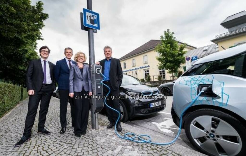 Sebastian Jagsch (Gründer und GF der eluminocity GmbH), Peter Schwarzenbauer (Mitglied des Vorstands der BMW AG), Erna-Maria Trixl (GF Vertrieb der Stadtwerke München), Dieter Reiter (Oberbürgermeister der Stadt München) : BMW Group und Stadt München starten Kooperationsprojekt „Light & Charge“ : Pilotprojekt zum Aufbau flächendeckender Ladeinfrastruktur bei Straßenlaternen : Fotocredit: BMW Group, © Aussendung (14.06.2016)