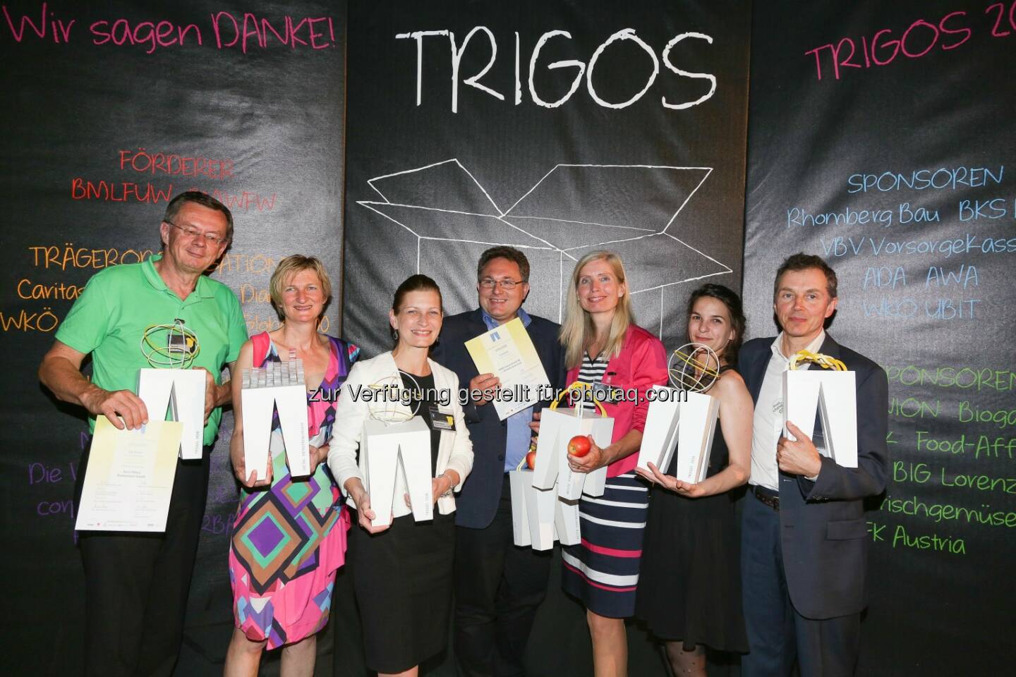 Kuno Haas (Terra Möbel), Gabriele Sonnleitner (magdas Hotel), Isabella Hollerer (Bellaflora), Gerald Pfiffinger (Bird Life), Tanja Dietrich-Hübner (REWE), Agnes Fogt (Makava), Ernst Gugler (gugler) : Gewinner des Trigos 2016, Österreichs Preis für verantwortungsvolles Wirtschaften : Fotocredit: Trigos/APA-Fotoservice/Tanzer