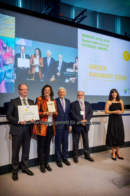 Roland Verstappen (Heineken), Gabriela Maria Straka (Brau Union Österreich), Miguel Arias Canete (Kommissar für Klimaschutz und Energie), Jerzy Buzek (Europaparlamentarier und Vorsitzender des Europäischen Ausschusses für Industrie, Forschung und Energie/ITRE), Moderatorin : EU Sustainable Energy Awards 2016 – Brau Union Österreich ausgezeichnet : Fotocredit: A2Pix / Eric Charneux, © Aussendung (15.06.2016) 