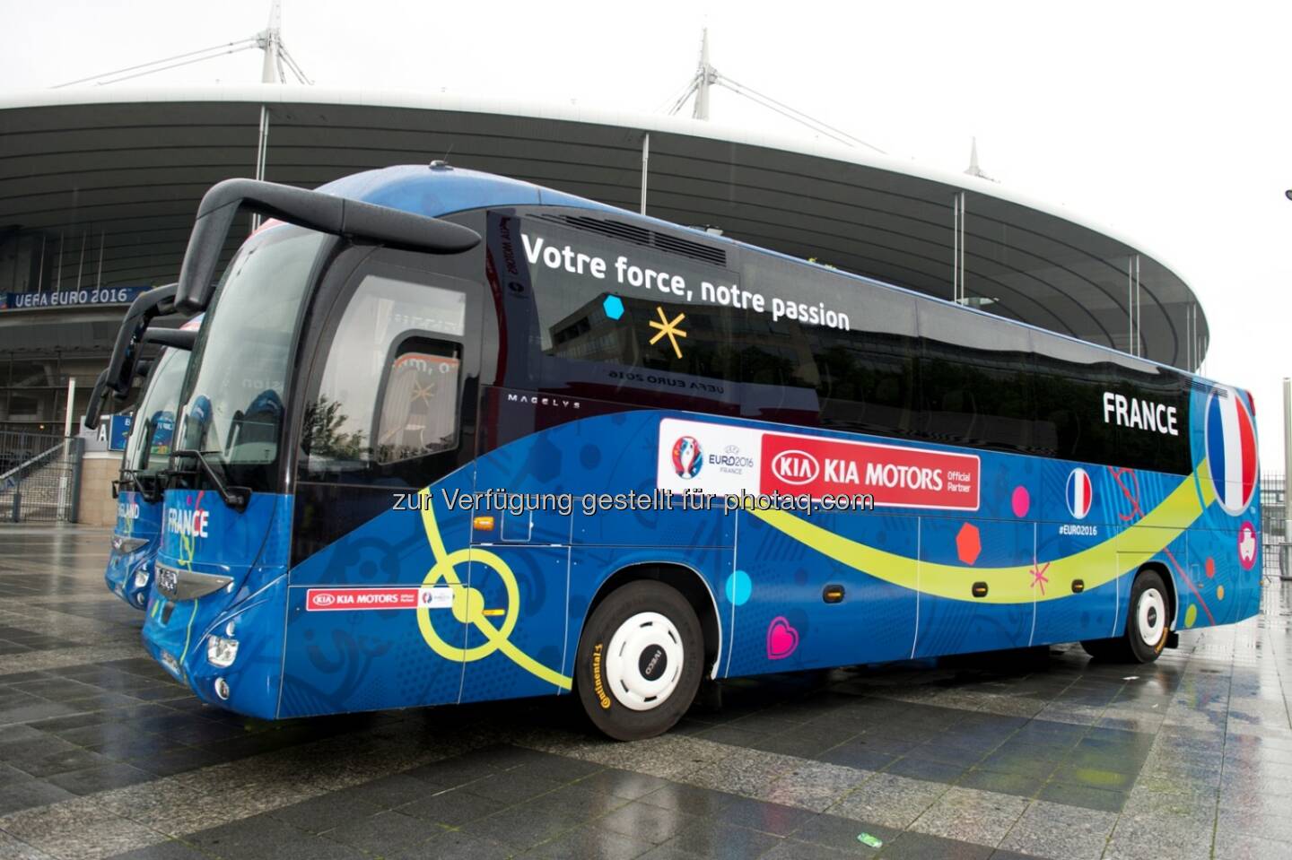 Bus der französischen Nationalmannschaft : Die Team-Busse bei der UEFA Euro 2016™ rollen auf Premium-Busreifen von Continental durch Frankreich : Fotocredit: Continental