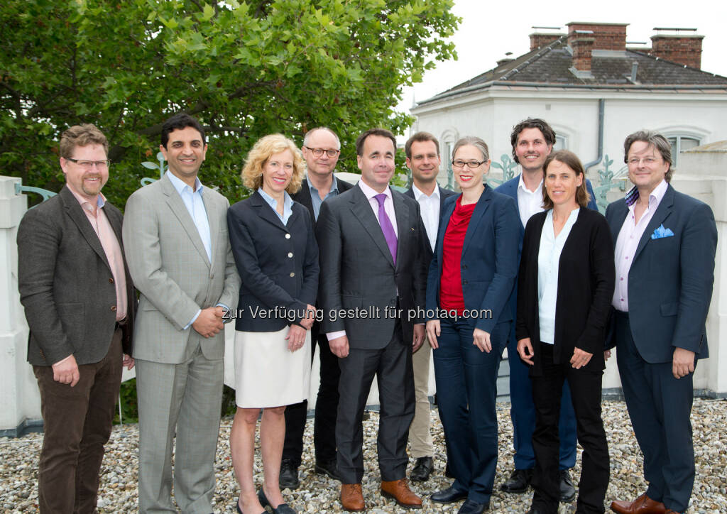 Ola Skanung (CFO Cyxone); Saad Gilani (Board Member Cyxon); Theresa Comiskey Olsen (Board Member Cyxone); Kjell Stenberg (CEO Cyxone); Bert Juno (Board Member Cyxone); Carsten Gründemann (Universität Freiburg); Michaela Fritz (Vizerektorin der MedUni Wien für Forschung und Innovation); Christian Gruber (Zentrum für Physiologie und Pharmakologie der MedUni Wien); Christiane Krcal (Technologietransfer/TTO der MedUni Wien); Mikael Lindstam (Board Member Cyxone) : Erfolgreicher Börsengang mit MedUni Wien-Patent : Schwedisches Unternehmen nimmt 2,5 Mio. EUR an Aktienkapital ein : Fotocredit: MedUni Wien/Matern, © Aussendung (16.06.2016) 