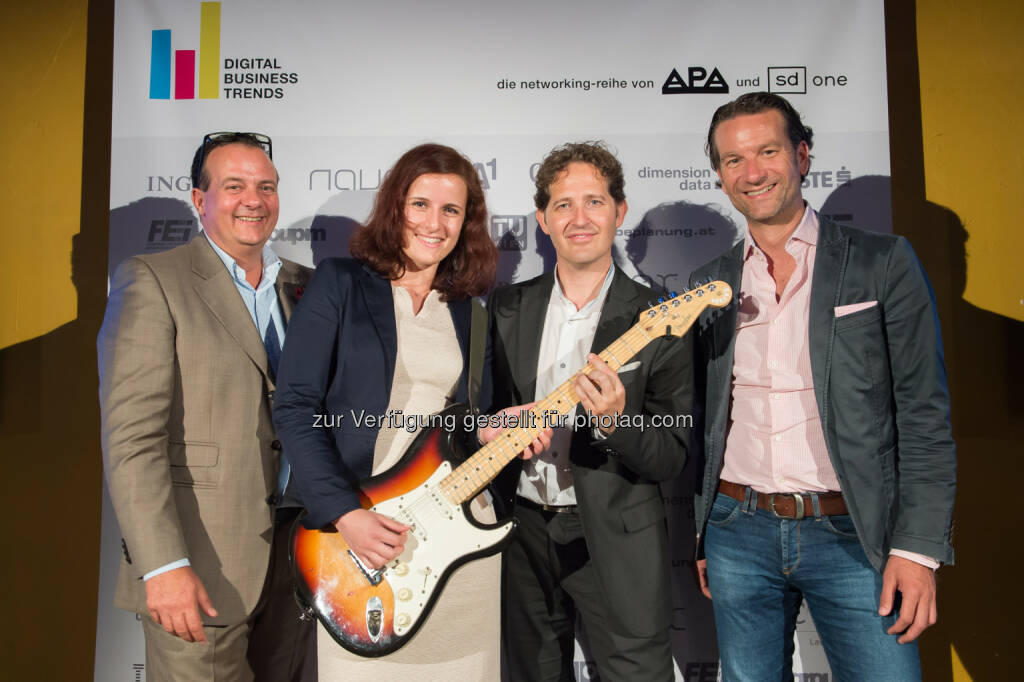 Thomas Stern (Moderator, Braintrust), Milla Mileva (ING-DiBa), Salva López (Rockynegocios), Oliver Krizek (Navax Unternehmensgruppe) : Musikbranche kann der Wirtschaft als Vorbild für die digitale Transformation dienen – „Rock-Professor“ stellte in Wien Lösungsansätze für digitale Herausforderungen vor : Fotocredit: APA-Fotoservice/Hörmandinger, © Aussender (16.06.2016) 