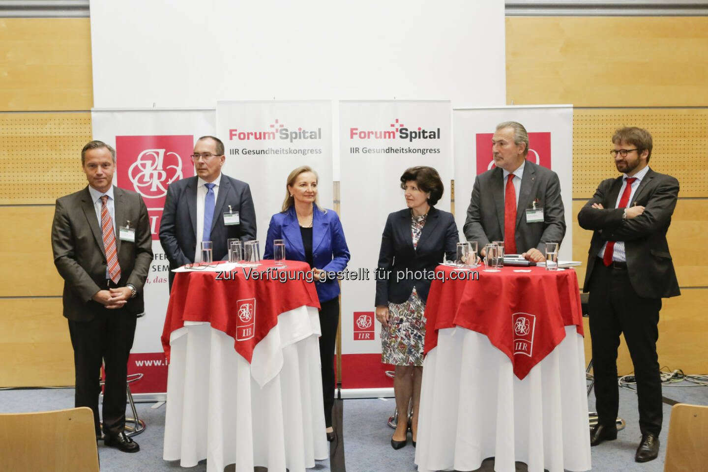 Robin Rumler (Vizepräsident Pharmig), Harald Mayer (Vizepräsident Ö. Ärztekammer), Ulrike Rabmer-Koller (Verbandsvorsitzende Hauptverband der ö. Sozialversicherungsträger), Ursula Frohner (Präsidentin ÖGKV), Paul Sungler (Geschäftsführer SALK), Herwig Ostermann (GÖG) : Hochkarätige Expertenrunde beim Forum Spital : Fotocredit: IIR GmbH/Bartl