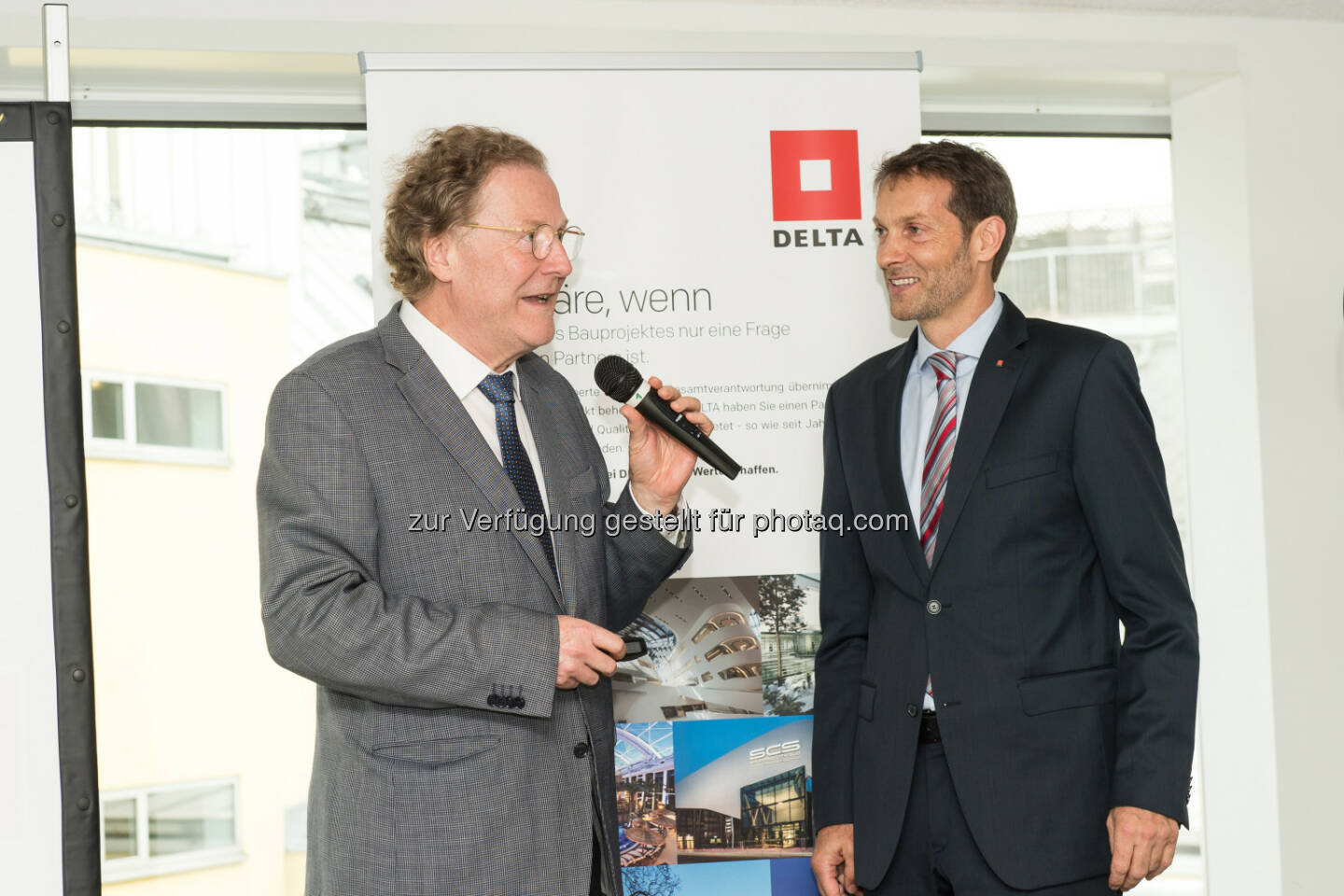 Joachim Bauer (Universitätsprofessor), Wolfgang Kradischnig (Delta) : 25 Jahre Baumanagement bei Delta - Enthüllung der „Wall of Fame“ - Wertschätzung & Zusammenarbeit erhöhen Wohlbefinden und Erfolge : Fotocredit: Delta / Leo Hagen