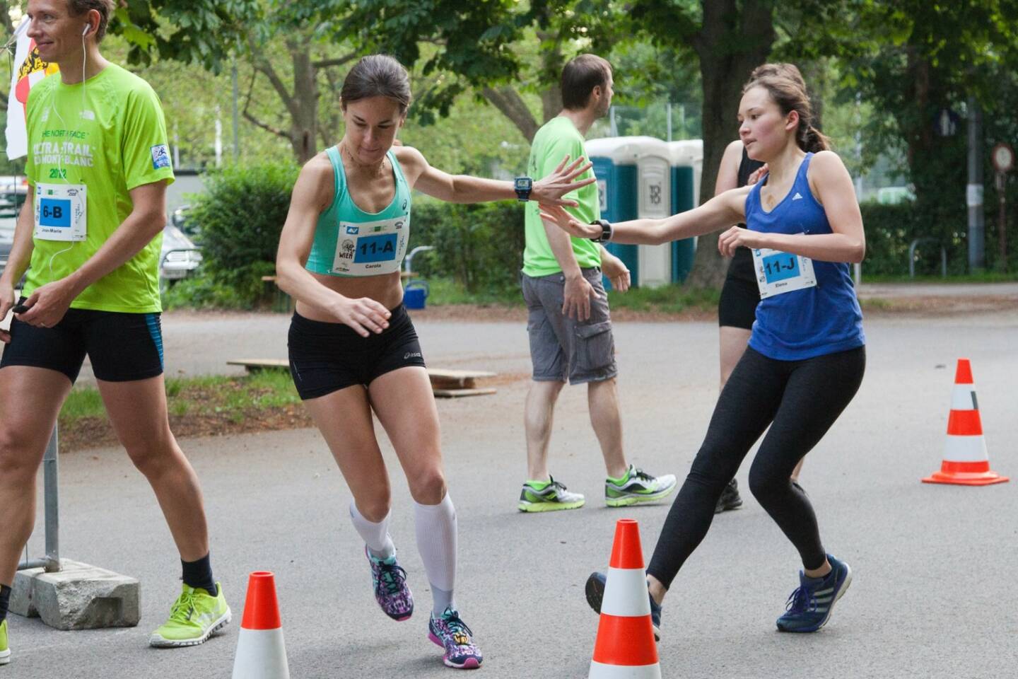 Wechsel Übergabe - Laufteam Haus Roshan beim 100-km-(Staffel-)Lauf in Wien (c) Andreas Ecker