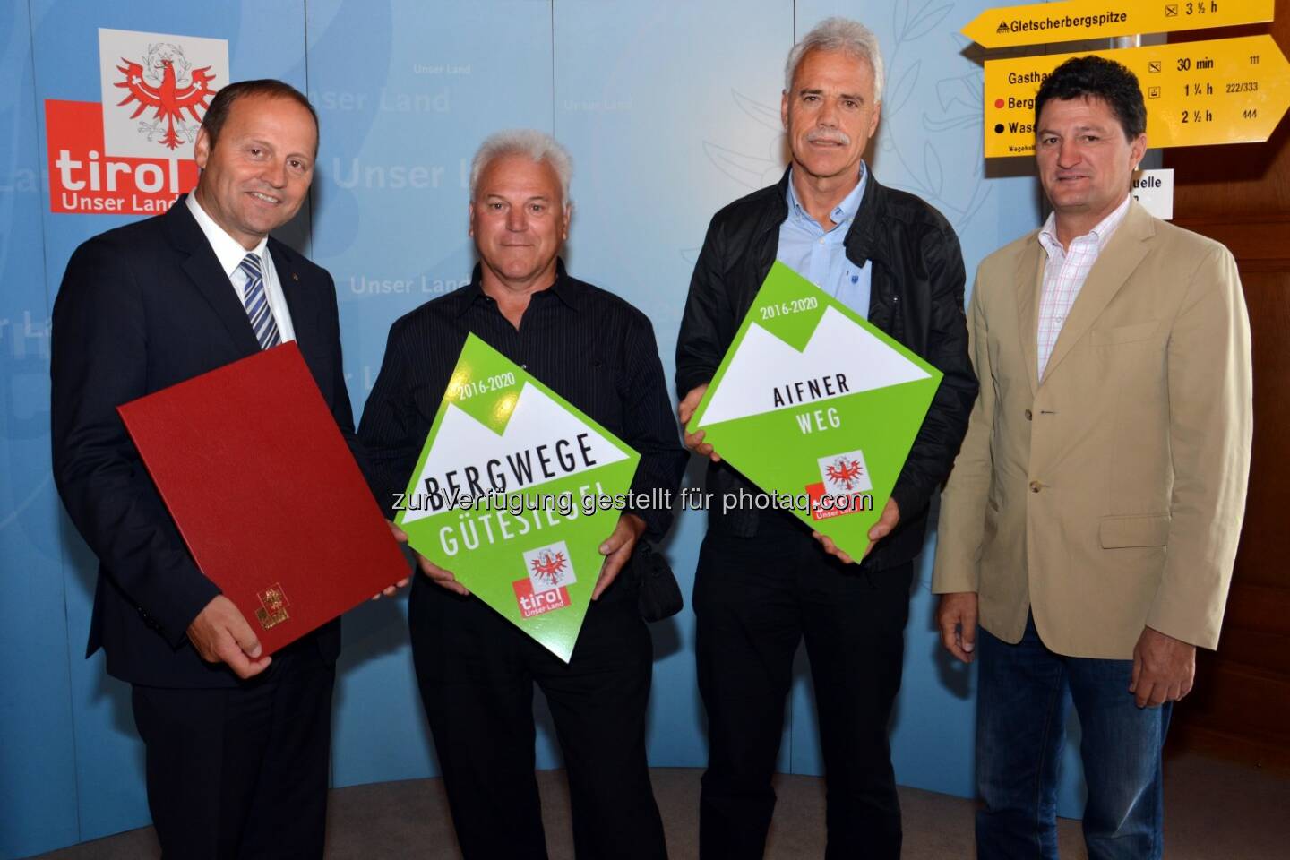 Josef Geisler (LHStv. Tirol), Bernhard Krismer und Reinhard Bazzanella (Wegwarte der Ferienregion West), Reinhard Eberl (Sport-Abteilungsvorstand) : Tiroler Bergwegegütesiegel – Erneute Auszeichnung für Wanderwege in TirolWest : Fotocredit: Amt der Tiroler Landesregierung