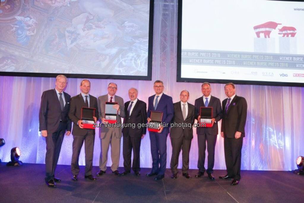 Reinhold Mitterlehner (Vizekanzler), Andreas Gerstenmayer (CEO AT&S), David C. Davies (CFO OMV AG), Ewald Nowotny (OeNB), Robert Ottel (CFO voestalpine AG), Ludwig Nießen (Vorstand Wiener Börse), Heimo Scheuch (CEO Wienerberger AG), Petr Koblic (Vorstand Wiener Börse) : Die erstplatzierten Preisträger des Wiener Börse Preises: Fotocredit: Wiener Börse, © Aussendung (21.06.2016) 