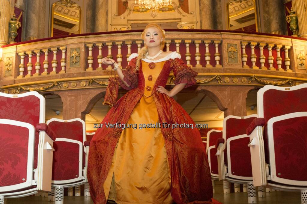 Organ Prawang (Nachwuchsopernsängerin) : Mit einem Fotoshooting im Schloss Schönbrunn sprechen Nachwuchsopernsängerin Organ Prawang, Make Up Artist Bayanzul Berisha und Modefotograf Benni Hill ein Dankeschön an die Stadt Wien für gelebte Integration : Fotocredit: Benni Hill, © Aussender (21.06.2016) 