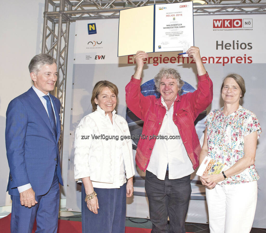 Peter Layr (EVN-Vorstandssprecher), Sonja Zwazl (WKNÖ-Präsidentin), Heini Staudinger (Waldviertler Werkstätten GmbH), Helga Kromp-Kolb (Juryvorsitzende) : Helios-Sonderpreis für Waldviertler Werkstätten GmbH : Fotocredit: WKNÖ/www.foto-kraus.at, © Aussendung (22.06.2016) 