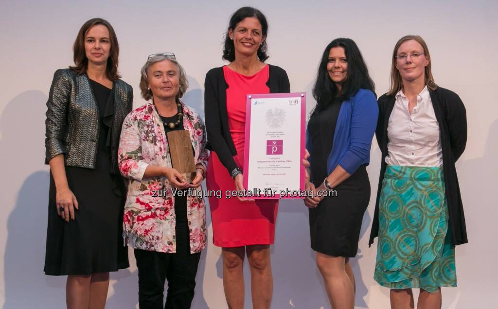 Sophie Karmasin (Familienminsterin), Margit Waid (Leiterin der Abteilung Gender& Diversity Management), Christine Hiebl (Referatsleiterin Diversity Competence), Sandra Nuspl (Referatsleiterin Gender Competence), Daniela Schagerl (Abteilung Gender Competence) : Familienfreundliche Unternehmen: JKU mit Staatspreis ausgezeichnet : Fotocredit: Harald Schlossko, © Aussendung (24.06.2016) 