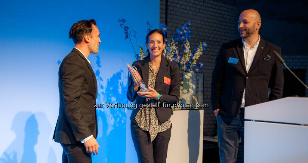 Mirko Zimmer (KeyAccount PayPal), Daniela Müller (Leiterin Onlinemarketing von myRobotcenter), Ralf Marschke (KeyAccount PayPal) : myRobocenter erhält den PayPal Merchant Award 2016 : Fotocredit: PayPal, © Aussendung (27.06.2016) 