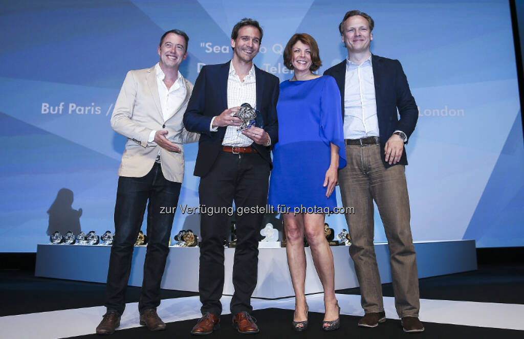 Jason Romeyko (Saatchi & Saatchi), Michael Hornberger (University of East Anglia), Hans-Christian Schwingen (Deutsche Telekom) mit einer Jurorin : Neun Cannes Löwen für Sea Hero Quest : Fotocredit : Deutsche Telekom AG, © Aussendung (27.06.2016) 