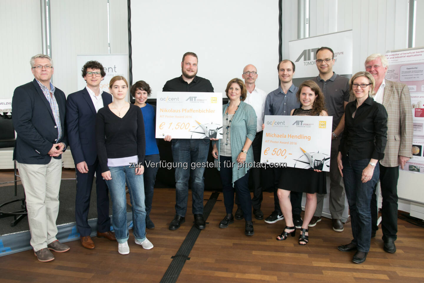 Jury, Gewinner und Teilnehmer des diesjährigen AIT Poster Awards : AIT, tecnet und accent fördern NachwuchsforscherInnen bei der Verwertbarkeit ihrer wissenschaftlichen Arbeit : Fotocredit: AIT/Rastegar