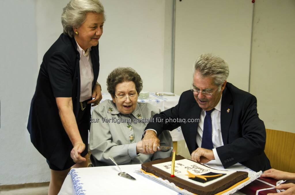 Christl Weinberger (ehrenamtlilche Mitarbeiterin), Ute Bock (Sozialarbeiterin), Heinz Fischer : Bundespräsident Heinz Fischer gratuliert Ute Bock zu ihrem 74. Geburtstag : Fotocredit: Verein Unte Bock/Ariane, © Aussendung (27.06.2016) 