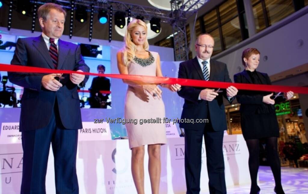 Immofinanz: Eduard Zehetner mit Paris Hilton, Zusammenhang siehe http://blog.immofinanz.com/de/2013/04/16/immofinanz-portfolio-in-anderen-zahlen-100-mio.-besucher-marathon-und-facebook-friends-/ (18.04.2013) 