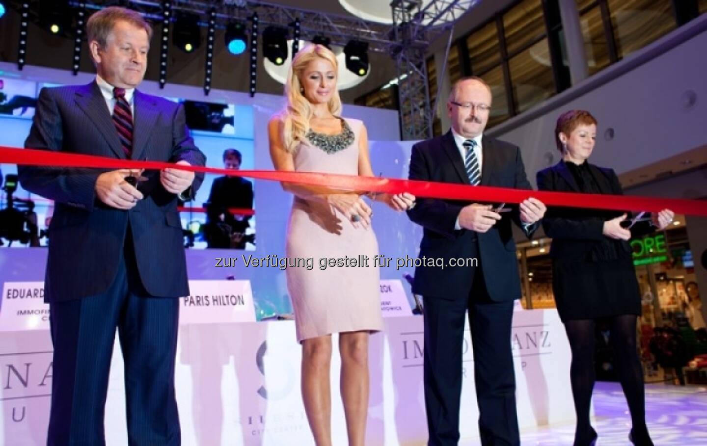 Immofinanz: Eduard Zehetner mit Paris Hilton, Zusammenhang siehe http://blog.immofinanz.com/de/2013/04/16/immofinanz-portfolio-in-anderen-zahlen-100-mio.-besucher-marathon-und-facebook-friends-/