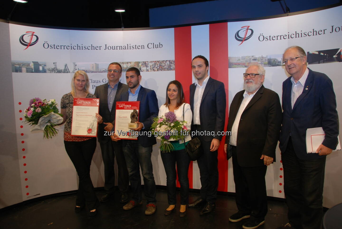 Katharina Weinmann (Ehrende Anerkennung), Peter Baminger (ÖJC-Vizepräsident), Yilmaz Gülüm (Preisträger), Philipp Achammer (Landesrat), Fred Turnheim (ÖJC-Präsident), Oswald Klotz (ÖJC-Vorstandsmitglied) : Prof. Claus Gatterer-Preis an NEWS-Journalisten Yilmaz Gülüm – Ehrende Anerkennung für die ORF-Journalistin Katharina Weinmann : Fotocredit: ÖJC/Lardschneider