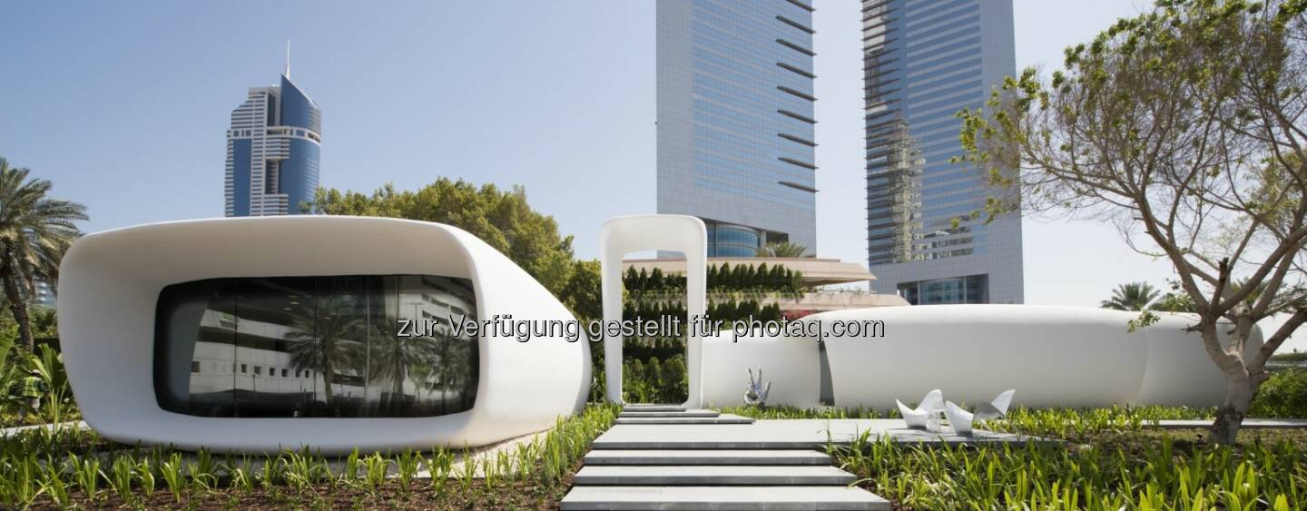 Office of the Future : Das 250 m2 große „Office of the Future“ wurde mit einem 6 m hohen, knapp 37 m langen und 12 m breiten 3D-Drucker konstruiert und in der Nähe der Emirates Towers in Dubai errichtet : Copyright: Dubai Future Foundation 