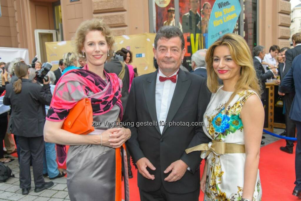 Maren Hofmeister (Intendantin), Stefan Ottrubay (Generaldirektor Esterhazy Stiftungen), Amra Bergman (Ausstattung Tosca) : Die Oper im Steinbruch St. Margarethen gewann den Österreichischen Musiktheaterpreis als Bestes Festival : Fotocredit: ViennaPress / Andreas Tischler, © Aussendung (30.06.2016) 