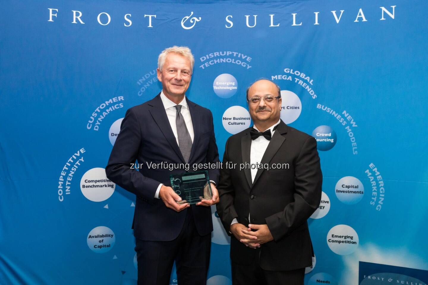 Peter Hallberg (Leiter BT Europe North), Aroop Zutshi (Global President and Managing Partner bei Frost & Sullivan) : Siemens ist erneut „European Building Technologies Company of the Year“ : Fotocredit: © Siemens AG