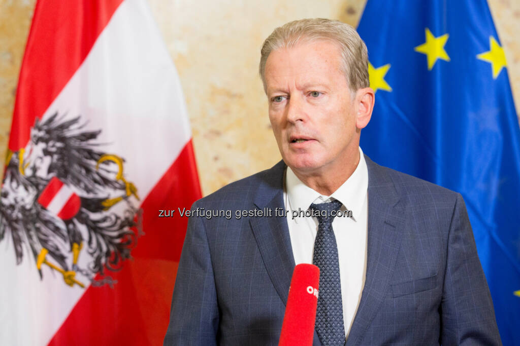 Reinhold Mitterlehner (Vizekanzler) : VfGH-Erkenntnis zeigt, dass Rechtsstaat in Österreich funktioniert : Statement zur Aufhebung der Bundespräsidenten-Stichwahl - Demokratische Spielregeln sind lückenlos einzuhalten : Fotocredit: bmwfw/photonews.at/Georges Schneider, © Aussender (01.07.2016) 