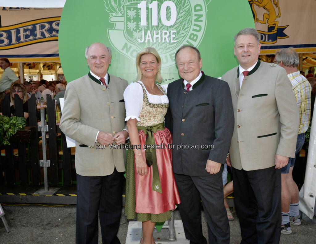 Erwin Pröll (LH NÖ), Klaudia Tanner (Direktorin), Hermann Schultes (NÖ Bauernbundobmann, LK-Österreich-Präsident), Andrä Rupprechter (Landwirtschaftsminister) : NÖ Bauernbund feiert 110 Jahre : Fotocredit: NÖ Bauernbund/ Erich Marschik, © Aussendung (02.07.2016) 