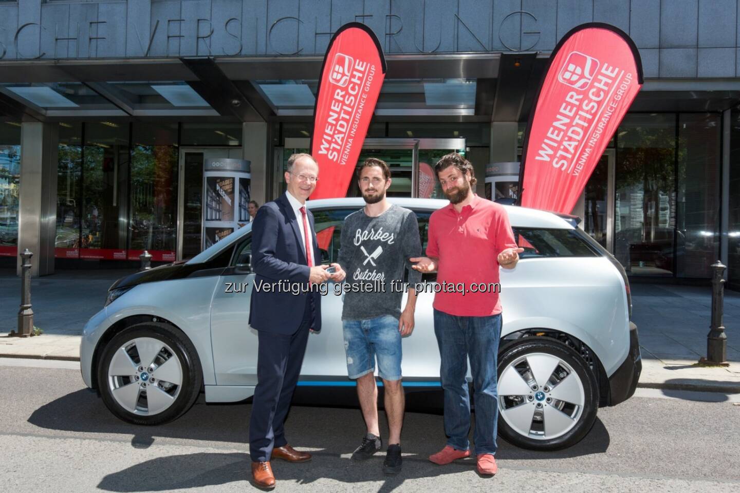 Hermann Fried (Wiener Städtische-Vertriebsvorstand), Daniel Schuster (Gewinner), Paul Pech (Werbetestimonial) : Wiener gewinnt Wiener Städtische-Hauptpreis des „pechgewinnt.at“-Gewinnspiels : Fotocredit: Daniel Hinterramskogler/Wiener Städtische