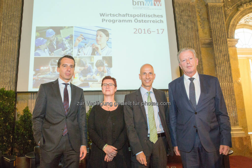 Christian Kern (Bundeskanzler), Margit Schratzenstaller-Altzinger (Wifo), Martin Kocher (designierter IHS-Chef/LMU München), Reinhold Mitterlehner (Vizekanzler, Wirtschaftsminister) : Standort stärken, Bürokratie abbauen, Vertrauen schaffen, neue Märkte erschließen, Wettbewerbsfähigkeit Österreichs erhöhen : Fotocredit: bmwfw/photonews.at/Schneider, © Aussendung (04.07.2016) 