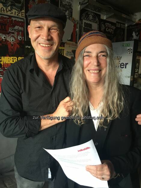 Erich Fenninger (Direktor der Volkshilfe Österreich), Patti Smith (Poetin und Musikerin) : Volkshilfe-Benefizkonzert in der Wiener Arena : Fotocredit: Volkshilfe Österreich, © Aussender (05.07.2016) 