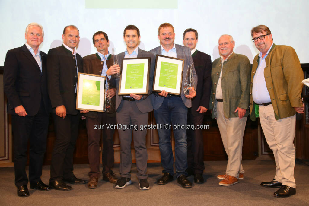 Hubert Schultes (GD NÖ Versicherung), Otto Auer (Vizepräsident Landwirtschaftskammer Niederösterreich), Harald Ernst (Platz 2, Weingut Ernst), Roman Horvath (Platz 1, GF Domäne Wachau), Josef Dockner (Platz 3, Weingut Dockner), Johannes Schmuckenschlager (Abg. Nationalrat, Präsident Österr. Weinbauverband), Franz Backknecht (Präsident NÖ Weinbauverband), Peter Moser (Falstaff Chefredakteur Wein) : Preisträger »Falstaff Grüner Veltliner Grand Prix 2016« : Fotocredit: Falstaff Verlags-GmbH/APA-Fotoservice/SchedlPrix 2016«, © Aussendung (06.07.2016) 